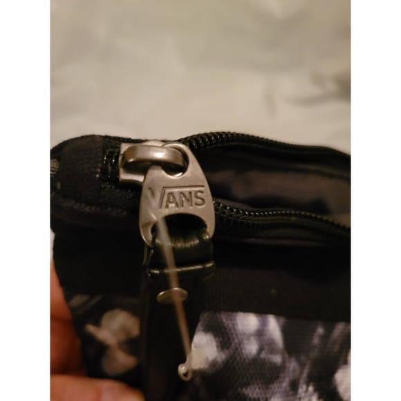 VANS Wristlet B&W Floral Canvas with 6.5" Hand Strap NWOT - Picture 4 of 7
